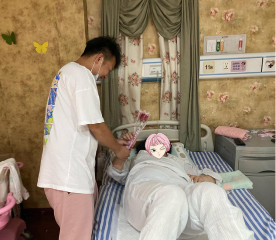 暖心！武漢仁愛醫(yī)院情人節(jié)送花送祝福