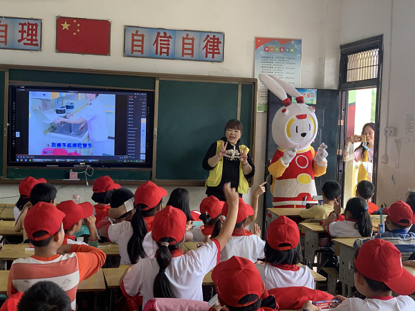 助力公益，奉獻愛心|德韓口腔走進麻城乘馬崗凱德希望小學